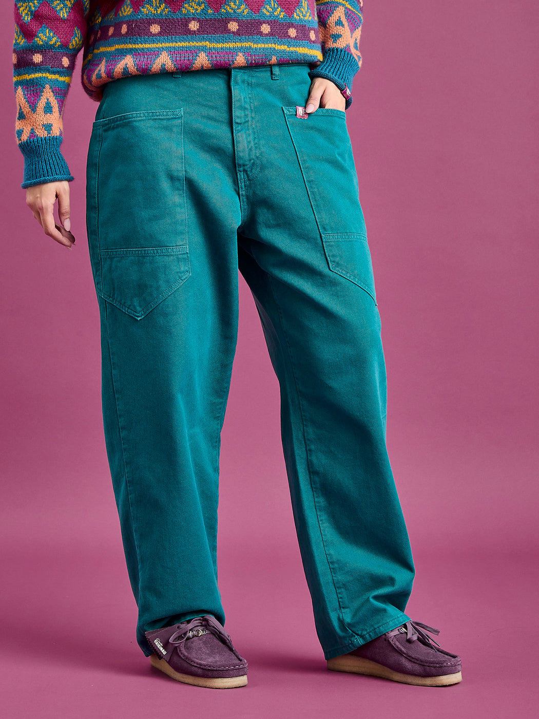 These trousers combine a relaxed silhouette with durable style, ideal for both smart-casual wear and versatile outfits.