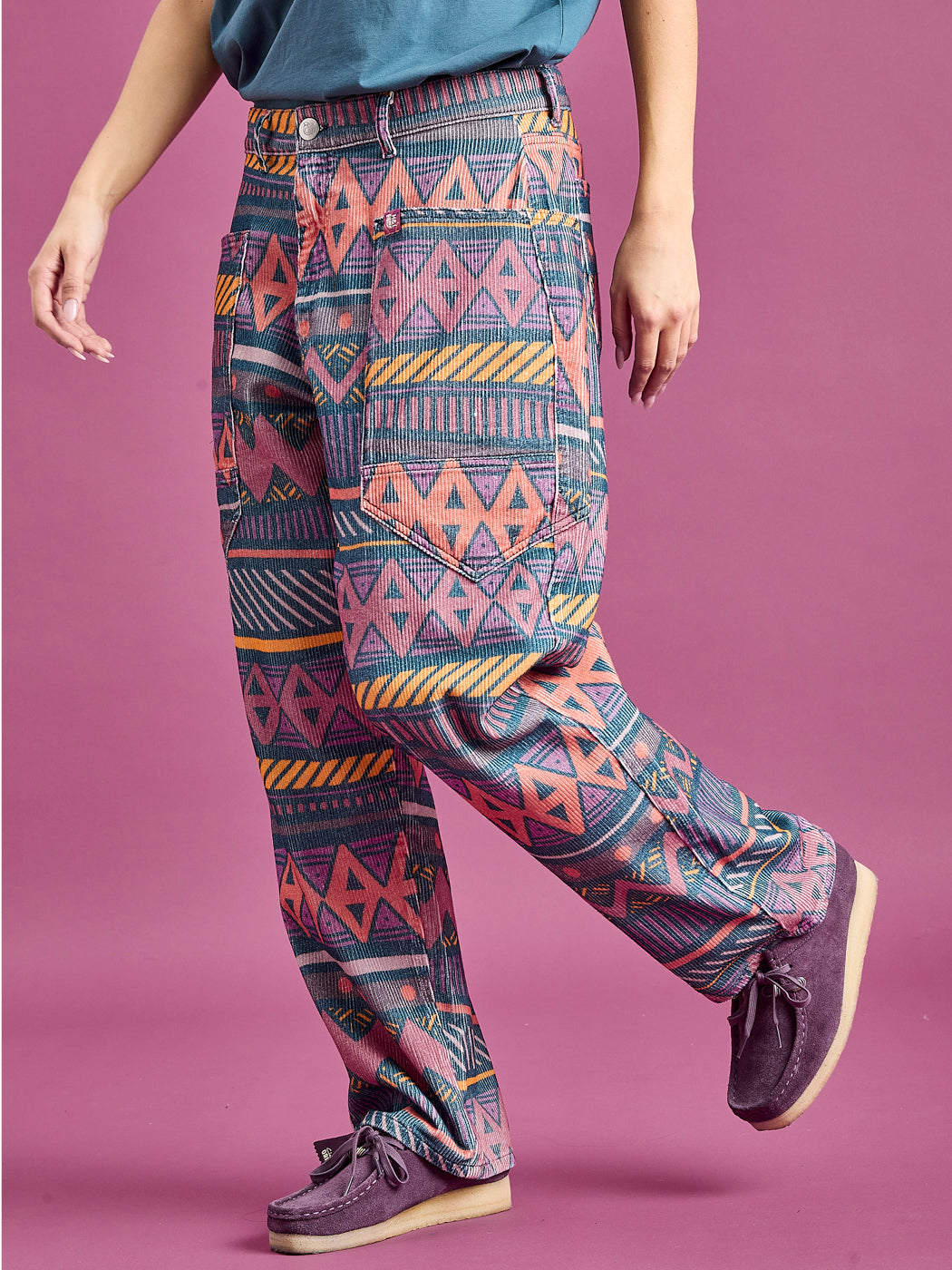 These trousers combine a relaxed silhouette with durable style, ideal for both smart-casual wear and versatile outfits.