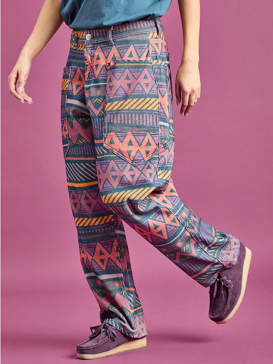 These trousers combine a relaxed silhouette with durable style, ideal for both smart-casual wear and versatile outfits.
