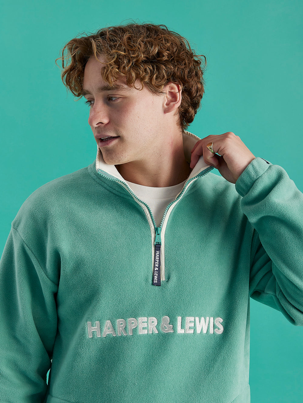Harper & Lewis Ocean 1/4 Zip Fleece, features cream piping along the zip.